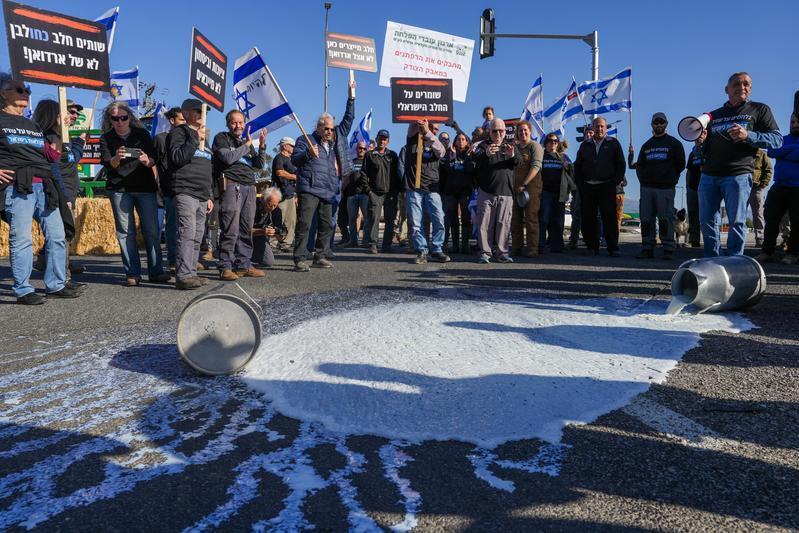 من احتجاجات المزارعين على إصلاحات سوق الحليب التي يدفع بها الوزير سموتريتش (Flash90) من احتجاجات المزارعين على إصلاحات سوق الحليب التي يدفع بها الوزير سموتريتش