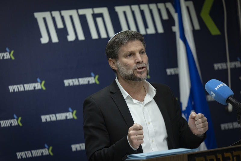 وزير المالية بتسلئيل سموتريتش يلوّح بإلغاء الرسوم الجمركية على إستيراد الحليب (Flash90) سموتريتش يلوّح بإلغاء الرسوم الجمركية على إستيراد الحليب