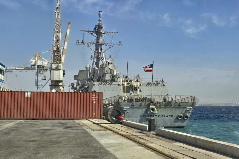 إسقاط مسيّرة إيرانية قرب حاملة طائرات أمريكية ومحاولة اعتراض ناقلة في هرمز