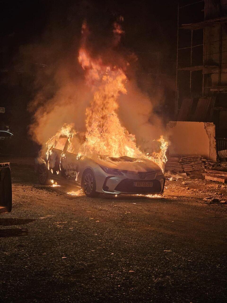 العثور على سيارة مشتعلة قرب موقع جريمة القتل الثلاثية بمنطقة الطيرة 