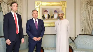 ويتكوف وكوشنر مع وزير الخارجية العُماني بدر البوسعيدي في العاصمة مسقط، اليوم