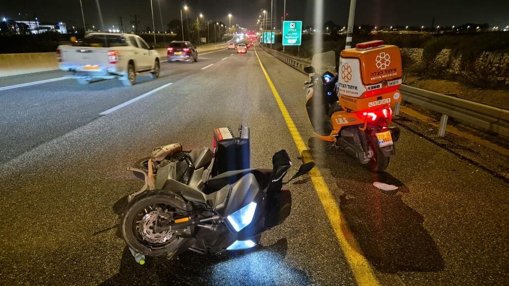 إصابة متوسطة لراكب دراجة نارية بحادث طرق ذاتي على شارع 4