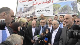 رئيس الحكومة اللبنانية نواف سلام خلال جولة ميدانية في جنوب لبنان