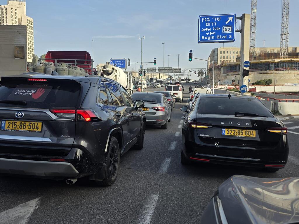 قافلة السيارات تصل القدس