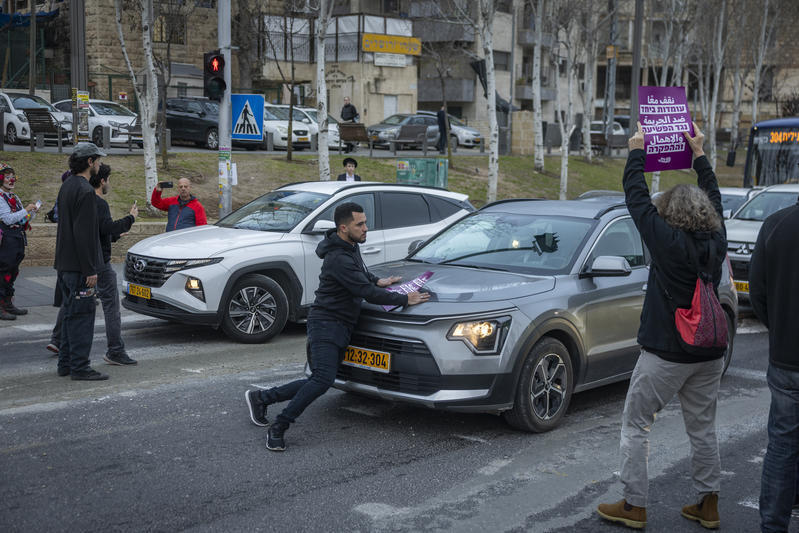 إغلاق طرقات وصبغ نوافير بالأحمر ضمن يوم تشويشات ضد الجريمة بدعوة من "نقف معا"