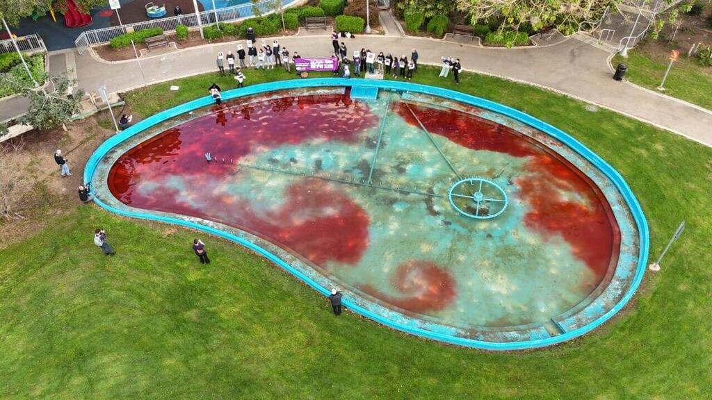 إغلاق طرقات وصبغ نوافير بالأحمر ضمن يوم تشويشات ضد الجريمة بدعوة من "نقف معا"