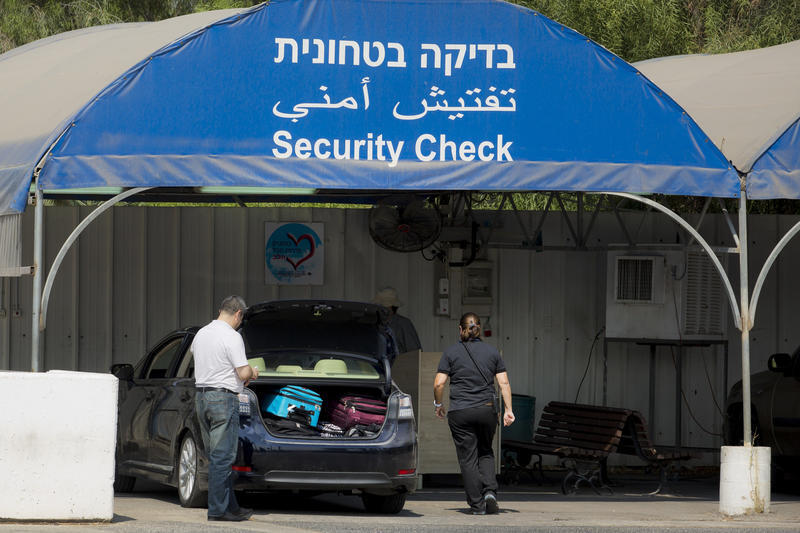 تفتيس أمني في معبر حدودي