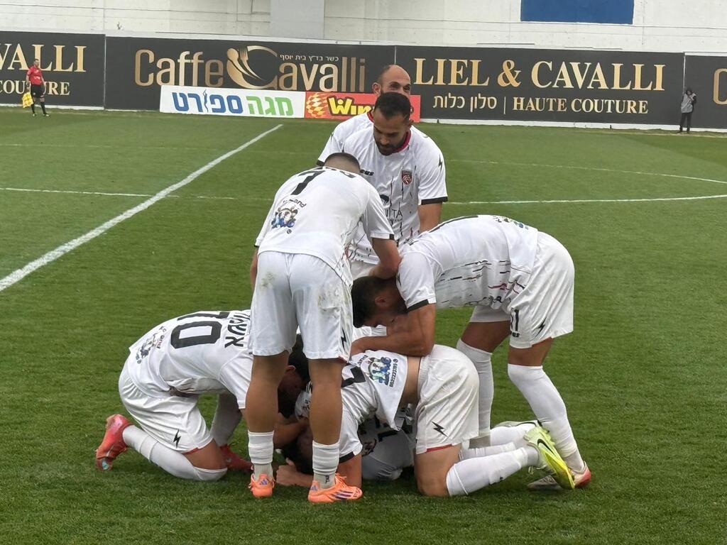 أنس دبور يقود نوف هجليل لريمونتادا مثيرة أمام كفرقاسم (راديو الناس) أنس دبور يقود نوف هجليل لريمونتادا مثيرة أمام كفرقاسم