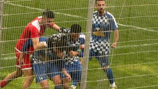 فوضى توقف المباراة ! إصابة خطيرة واقتحام جماهيري يُنهي مواجهة عرعرة وجت بقرار حاسم 