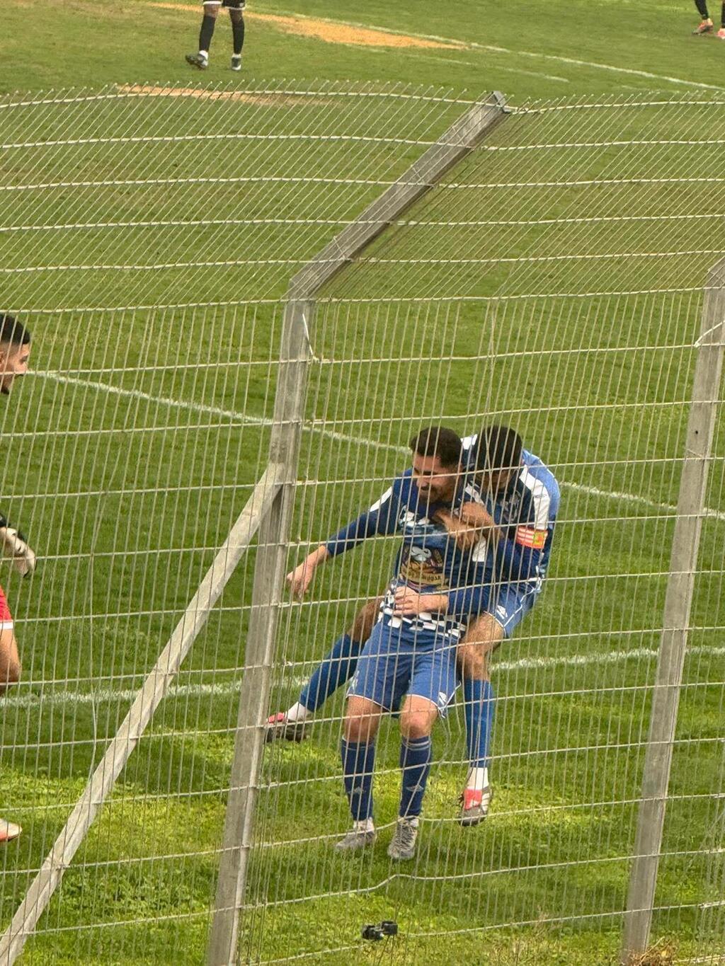 فوضى توقف المباراة ! إصابة خطيرة واقتحام جماهيري يُنهي مواجهة عرعرة وجت بقرار حاسم (تصوير فريق جت) فوضى توقف المباراة ! إصابة خطيرة واقتحام جماهيري يُنهي مواجهة عرعرة وجت بقرار حاسم