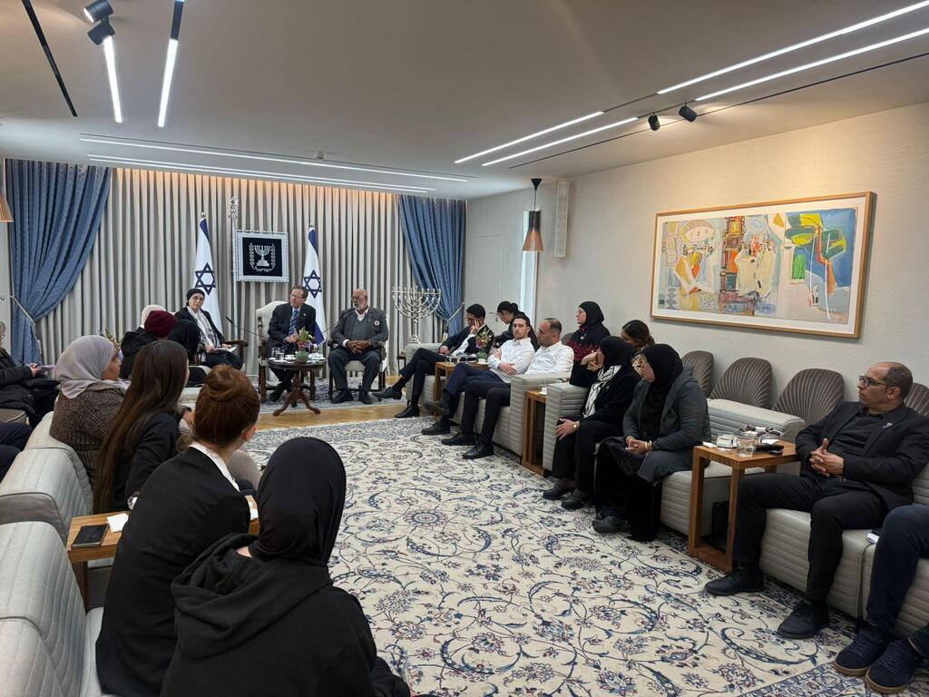 رئيس الدولة يلتقي عائلات ضحايا الجريمة