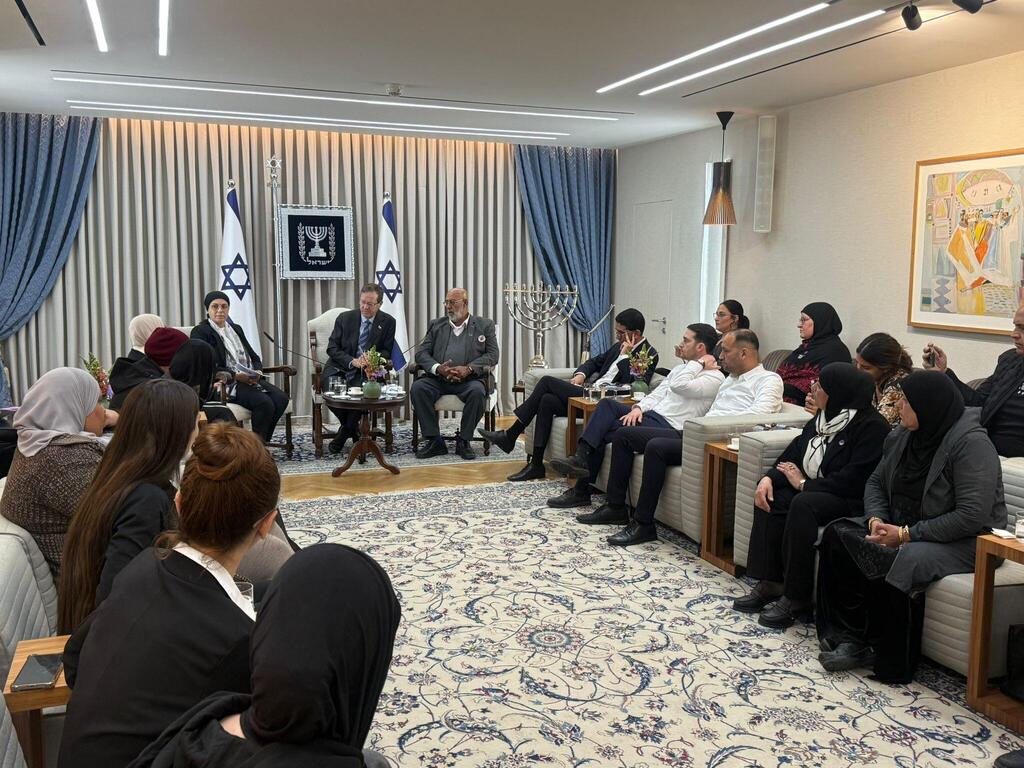 رئيس الدولة يلتقي عائلات ضحايا الجريمة