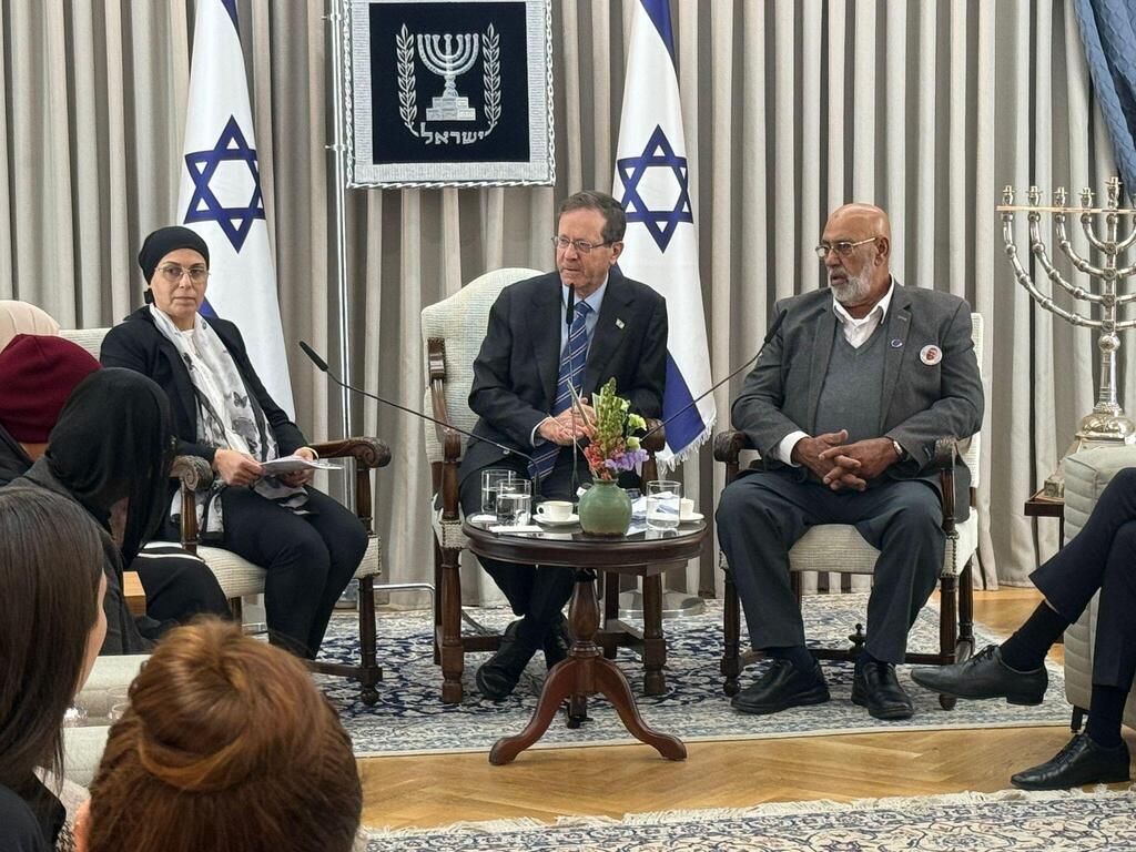 رئيس الدولة يلتقي عائلات ضحايا الجريمة