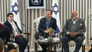 رئيس الدولة يلتقي عائلات ضحايا الجريمة