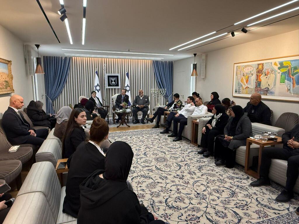 رئيس الدولة يلتقي عائلات ضحايا الجريمة