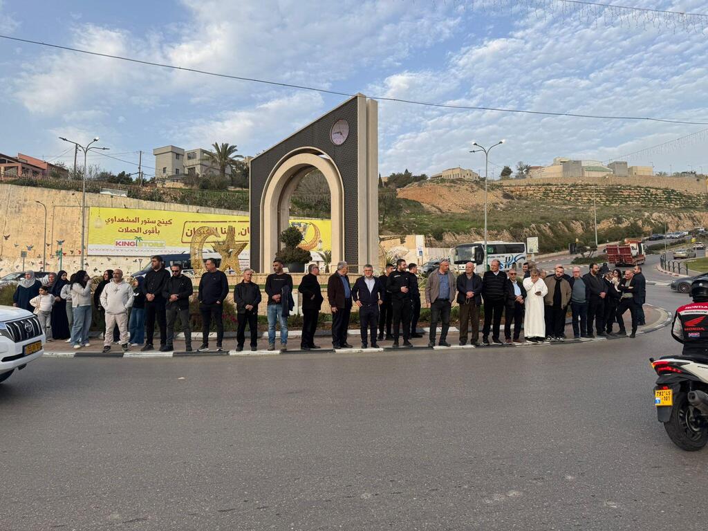 وقفة احتجاجية غاضبة في أم الفحم ضد العنف والجريمة عقب مقتل أب وابنه