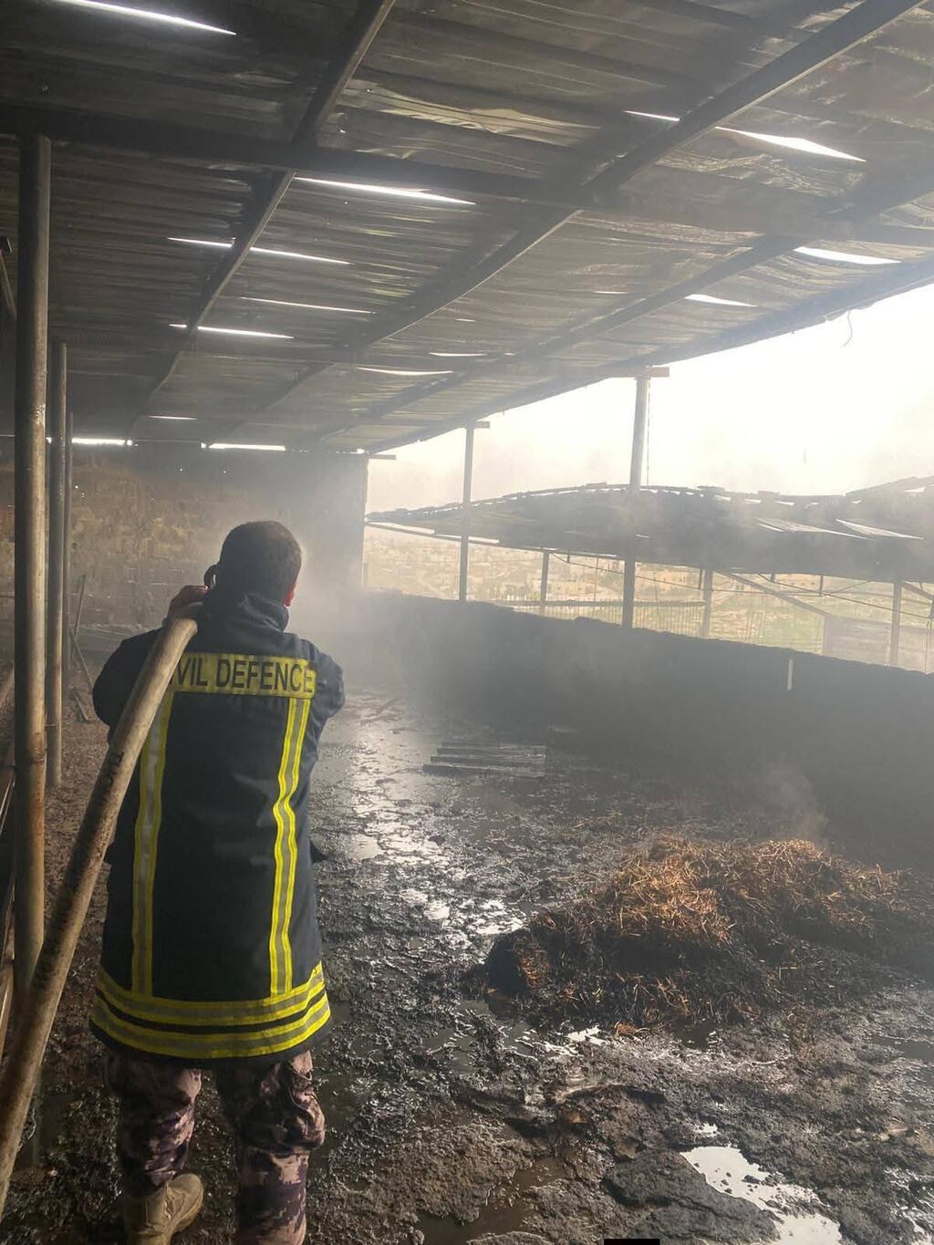 حريق يلتهم مزرعة في السموع ويقضي على 75 رأسًا من الأغنام