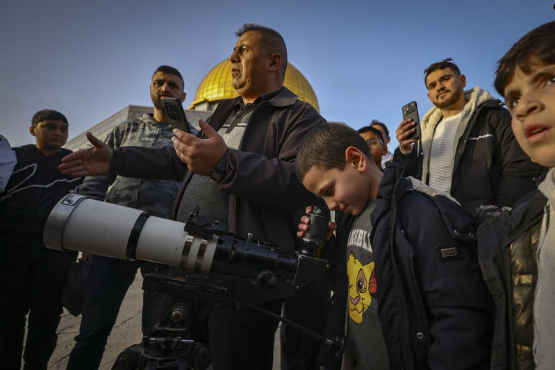 تحري هلال رمضان في باحات الأقصى