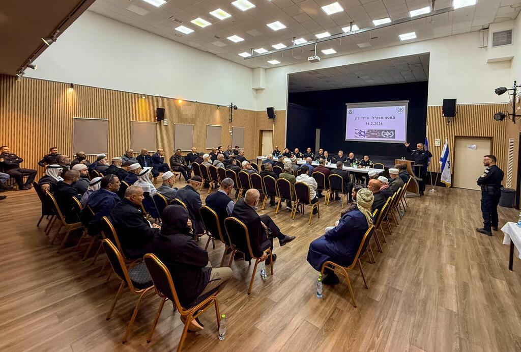 لقاء الشرطة مع رجال دين