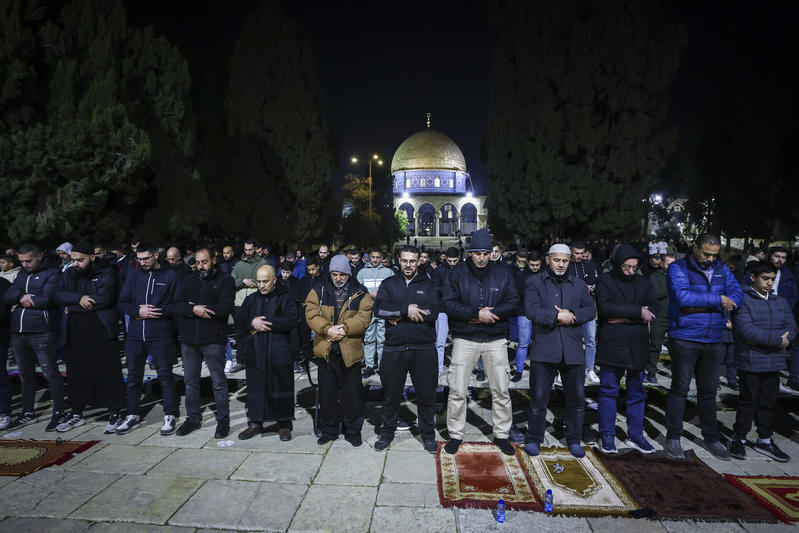 صلاة التراويح الأولى في المسجد الأقصى المبارك