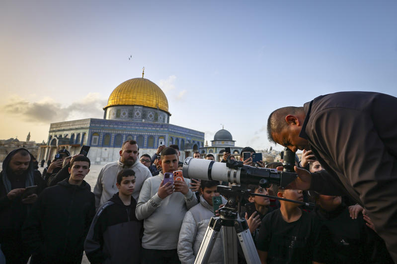 تحري هلال رمضان في باحات الأقصى