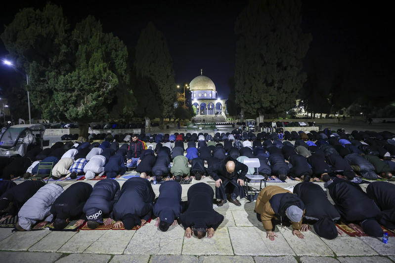صلاة التراويح الأولى في المسجد الأقصى المبارك