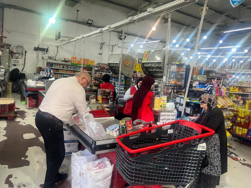 أم الفحم تتزين ببهجة رمضان: ازدحام الأسواق والمقلوبة والسمك يتصدران المائدة الغحماوية (راديو الناس) أم الفحم تتزين ببهجة رمضان: ازدحام الأسواق والمقلوبة والسمك يتصدران المائدة الغحماوية