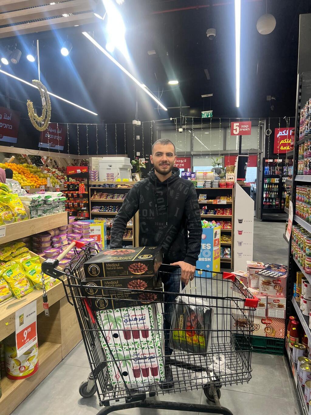 أم الفحم تتزين ببهجة رمضان: ازدحام الأسواق والمقلوبة والسمك يتصدران المائدة الغحماوية (راديو الناس) أم الفحم تتزين ببهجة رمضان: ازدحام الأسواق والمقلوبة والسمك يتصدران المائدة الغحماوية