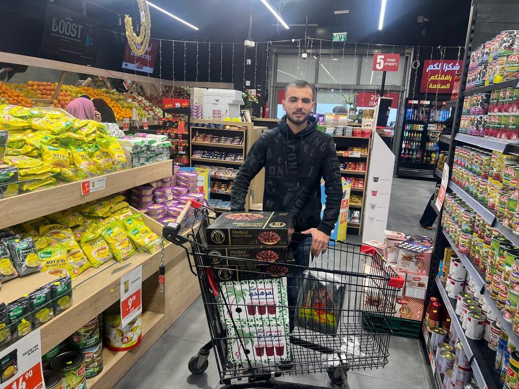 أم الفحم تتزين ببهجة رمضان: ازدحام الأسواق والمقلوبة والسمك يتصدران المائدة الغحماوية (راديو الناس) أم الفحم تتزين ببهجة رمضان: ازدحام الأسواق والمقلوبة والسمك يتصدران المائدة الغحماوية