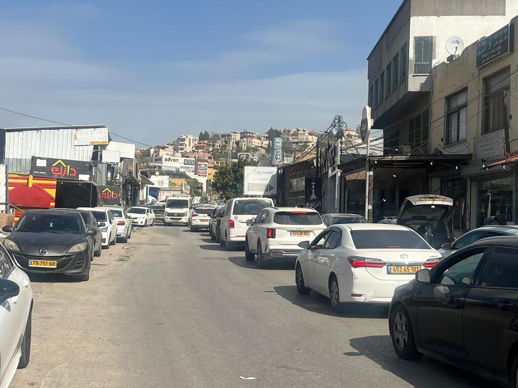 أم الفحم تتزين ببهجة رمضان: ازدحام الأسواق والمقلوبة والسمك يتصدران المائدة الغحماوية (راديو الناس) أم الفحم تتزين ببهجة رمضان: ازدحام الأسواق والمقلوبة والسمك يتصدران المائدة الغحماوية