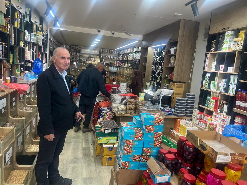 أم الفحم تتزين ببهجة رمضان: ازدحام الأسواق والمقلوبة والسمك يتصدران المائدة الغحماوية (راديو الناس) أم الفحم تتزين ببهجة رمضان: ازدحام الأسواق والمقلوبة والسمك يتصدران المائدة الغحماوية