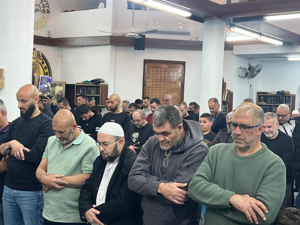 ليالي الطيرة تتلألأ بالإيمان: حضور واسع وأجواء روحانية في صلاة التراويح (راديو الناس) ليالي الطيرة تتلألأ بالإيمان: حضور واسع وأجواء روحانية في صلاة التراويح