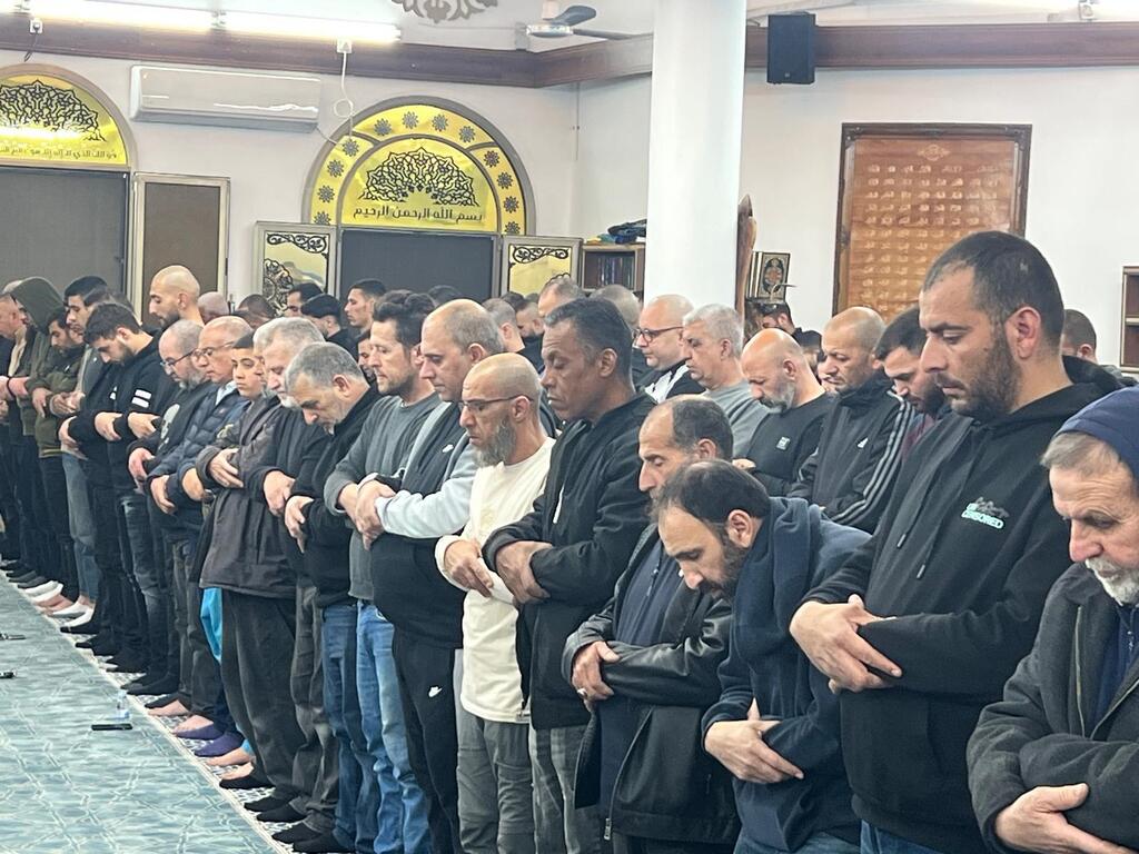 ليالي الطيرة تتلألأ بالإيمان: حضور واسع وأجواء روحانية في صلاة التراويح (راديو الناس) ليالي الطيرة تتلألأ بالإيمان: حضور واسع وأجواء روحانية في صلاة التراويح