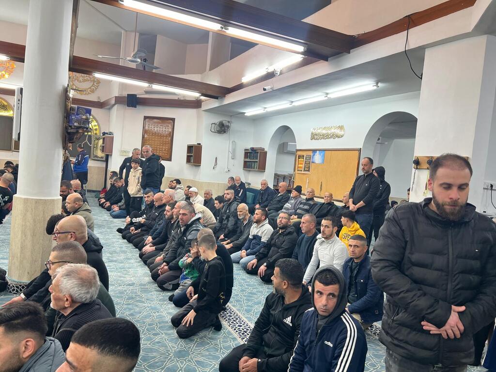 ليالي الطيرة تتلألأ بالإيمان: حضور واسع وأجواء روحانية في صلاة التراويح (راديو الناس) ليالي الطيرة تتلألأ بالإيمان: حضور واسع وأجواء روحانية في صلاة التراويح