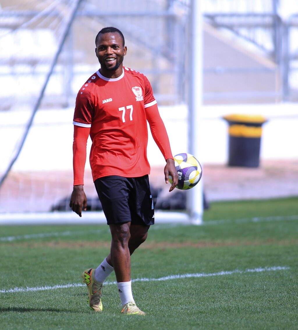 التدريبات في استاد الدوحة بقيادة المدرب الجديد يوسي أبو كسيس