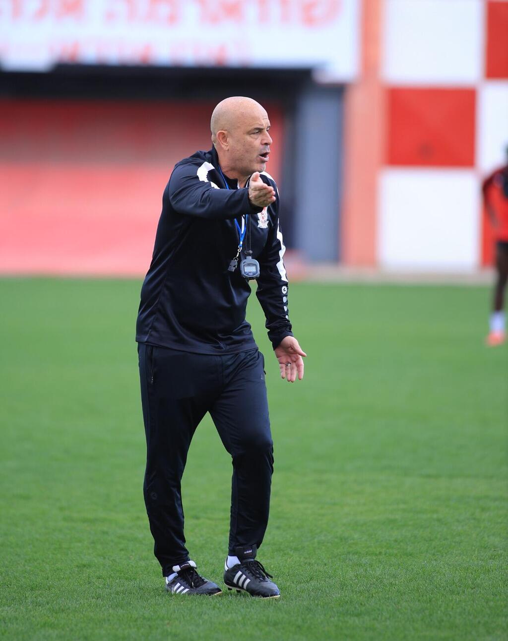 التدريبات في استاد الدوحة بقيادة المدرب الجديد يوسي أبو كسيس