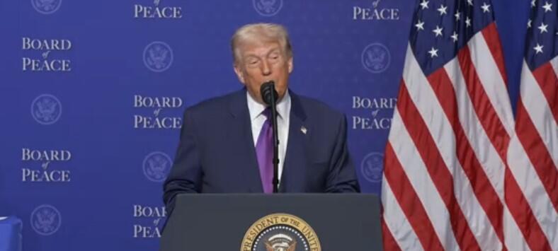  الرئيس الأميركي دونالد ترامب خلال اجتماع مجلس السلام