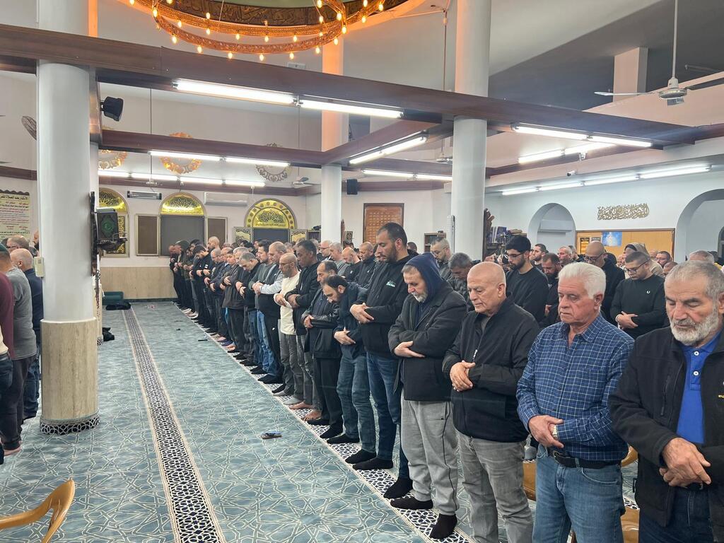 ليالي الطيرة تتلألأ بالإيمان: حضور واسع وأجواء روحانية في صلاة التراويح (راديو الناس) ليالي الطيرة تتلألأ بالإيمان: حضور واسع وأجواء روحانية في صلاة التراويح