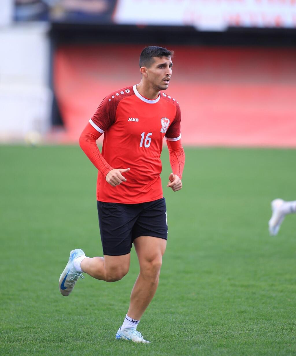 التدريبات في استاد الدوحة بقيادة المدرب الجديد يوسي أبو كسيس