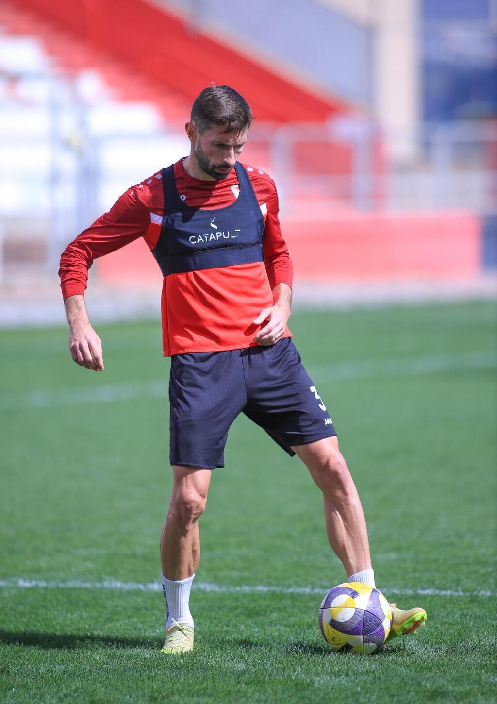 التدريبات في استاد الدوحة بقيادة المدرب الجديد يوسي أبو كسيس