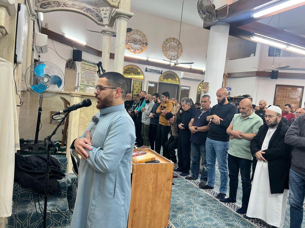 ليالي الطيرة تتلألأ بالإيمان: حضور واسع وأجواء روحانية في صلاة التراويح (راديو الناس) ليالي الطيرة تتلألأ بالإيمان: حضور واسع وأجواء روحانية في صلاة التراويح