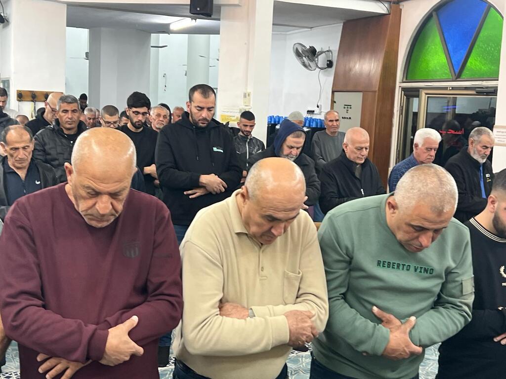 ليالي الطيرة تتلألأ بالإيمان: حضور واسع وأجواء روحانية في صلاة التراويح (راديو الناس) ليالي الطيرة تتلألأ بالإيمان: حضور واسع وأجواء روحانية في صلاة التراويح