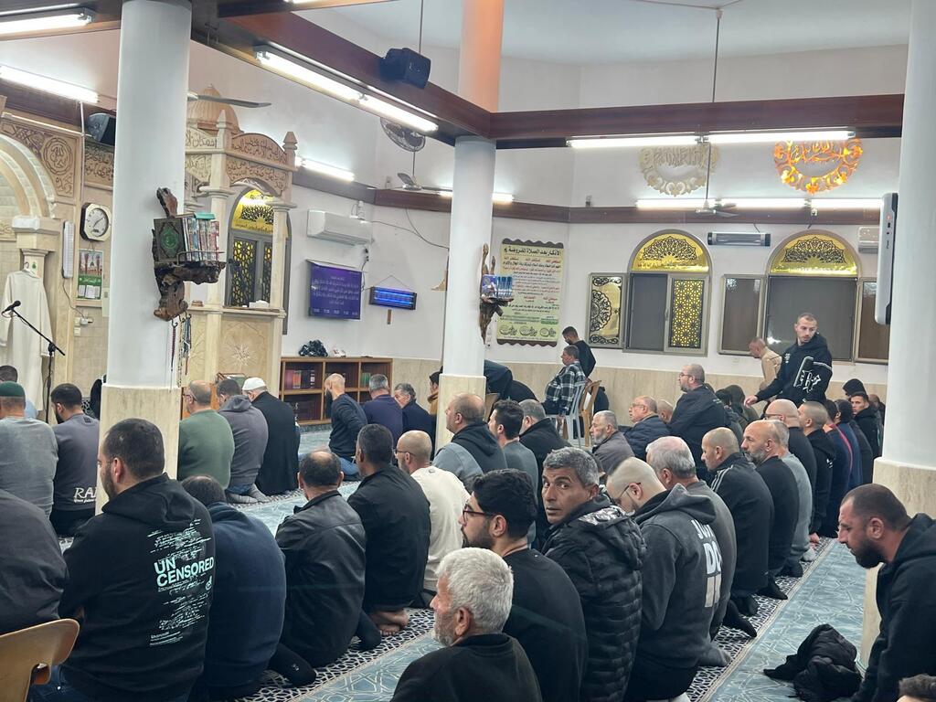 ليالي الطيرة تتلألأ بالإيمان: حضور واسع وأجواء روحانية في صلاة التراويح (راديو الناس) ليالي الطيرة تتلألأ بالإيمان: حضور واسع وأجواء روحانية في صلاة التراويح