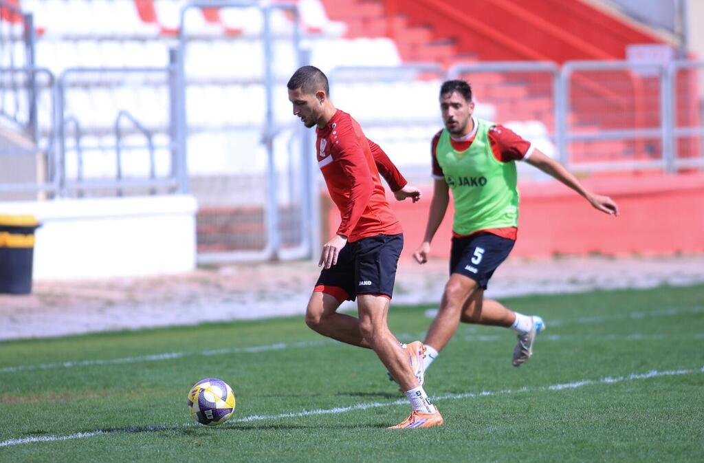 التدريبات في استاد الدوحة بقيادة المدرب الجديد يوسي أبو كسيس