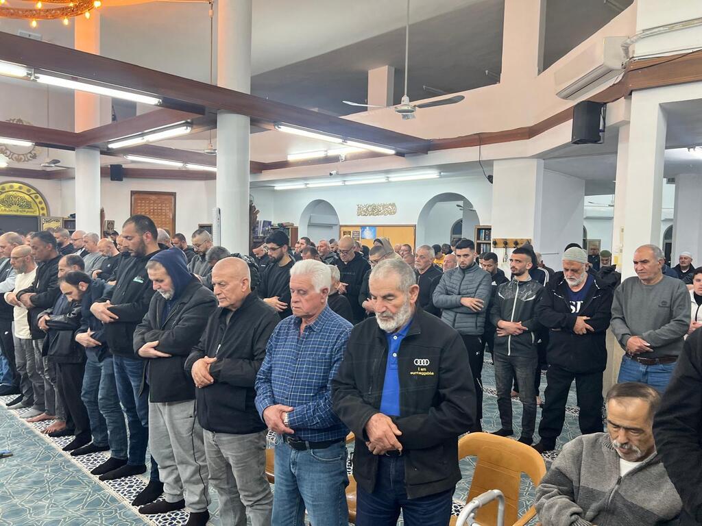 ليالي الطيرة تتلألأ بالإيمان: حضور واسع وأجواء روحانية في صلاة التراويح (راديو الناس) ليالي الطيرة تتلألأ بالإيمان: حضور واسع وأجواء روحانية في صلاة التراويح