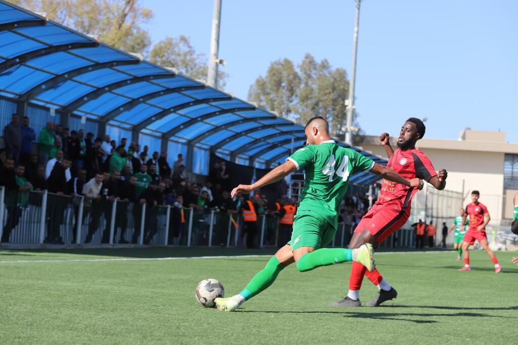 أخاء الناصرة يُحكم قبضته على الصدارة بثلاثية في باقة