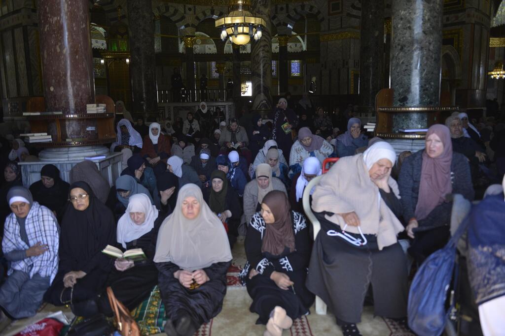 آلاف المصلين يؤدون صلاة الجمعة الأولى من رمضان في المسجد الأقصى وسط قيود
