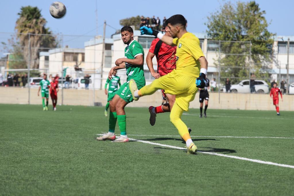أخاء الناصرة يُحكم قبضته على الصدارة بثلاثية في باقة
