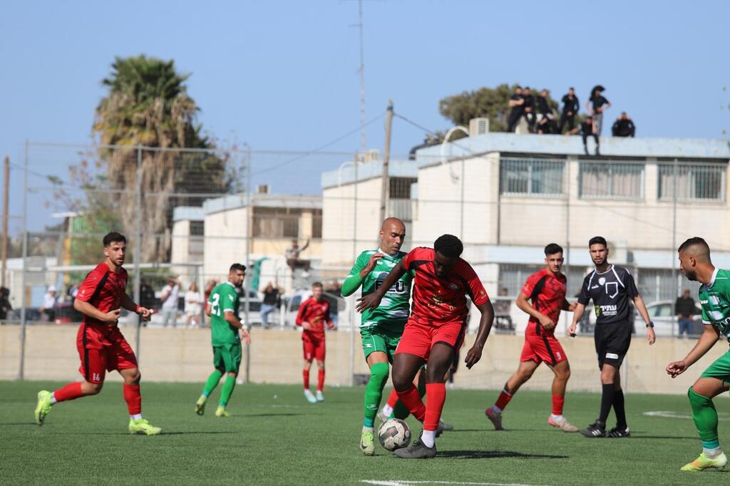 أخاء الناصرة يُحكم قبضته على الصدارة بثلاثية في باقة