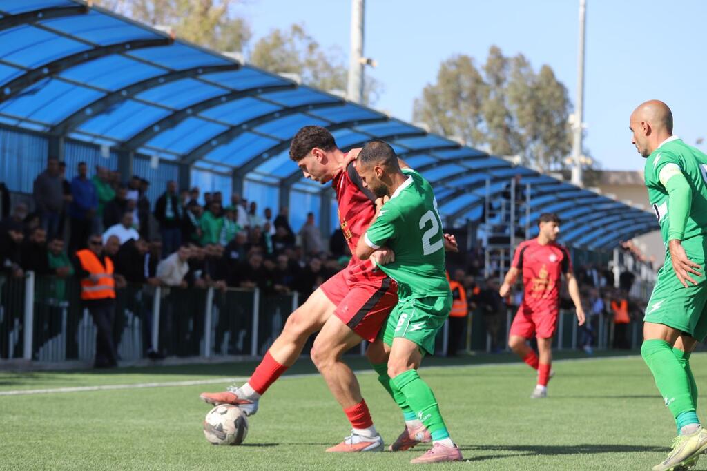 أخاء الناصرة يُحكم قبضته على الصدارة بثلاثية في باقة